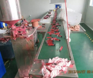 Rất nhiều thể loại mỹ phẩm "ngoại nhập" hay "xách tay" đi ra từ xưởng sản xuất kinh hoàng như thế này!