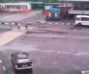 Video: Hậu quả khi người phụ nữ sang đường cố đua tốc độ với ô tô