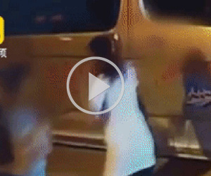 Clip: Chồng vừa bế con nhỏ vừa đánh vợ tới tấp khiến con rơi xuống đường