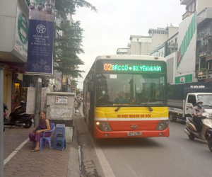 Đi sát dải phân cách, thanh niên bị xe buýt 'ép' trọng thương