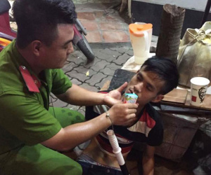 Hà Nội: CSGT giúp đỡ 1 nam thanh niên bị lừa bán sang Trung Quốc tìm đường về nhà