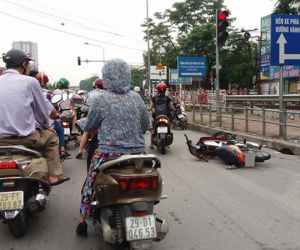 Hà Nội: Va chạm với ô tô, hai thanh niên đi xe máy văng xuống đường nguy kịch