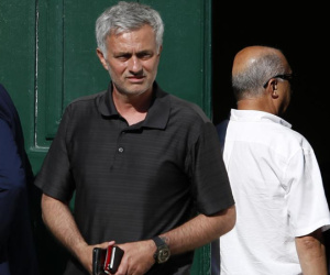 Mourinho rầu rĩ trong đám tang cha