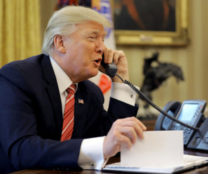 Ông Trump “sốt ruột” khi giữ điện thoại 90 giây để gặp Thủ tướng Ireland