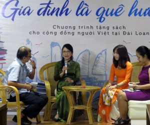Tặng sách cho người Việt tại Đài Loan