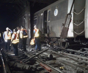 Tàu điện ngầm New York trật đường ray bất ngờ