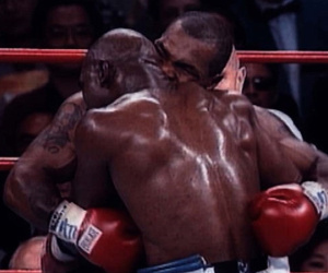 Tròn 20 năm khoảnh khắc kinh dị Mike Tyson cắn tai Holyfield