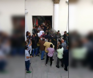 Vệ binh quốc gia đụng độ nghị sĩ Venezuela tại tòa nhà quốc hội