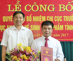 Chi cục trưởng ở Nghệ An bị cách chức vì sinh con thứ 4