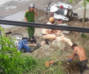 Xe máy kẹp ba tông xe cảnh sát, 5 người bị thương