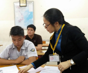 Giám thị kể chuyện ăn ngủ ghế đá, “căng não” coi thi