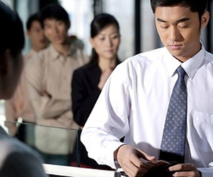 Làm được bao nhiêu anh gửi về cho mẹ, hẹn hò lần nào anh cũng bắt tôi bao