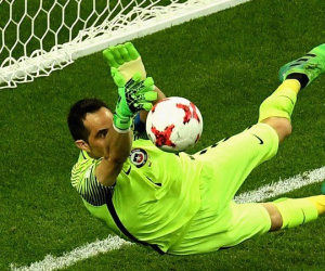 Người hùng Bravo giúp Chile loại Bồ Đào Nha sau màn "đấu súng"