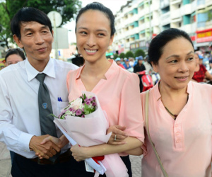 Phút đoàn tụ của mẹ con hoa hậu Phương Nga