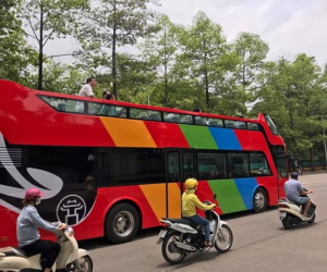 Xe bus 2 tầng "mui trần" xuất hiện trên đường phố Hà Nội khiến nhiều người thích thú