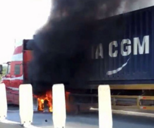 Xe container bốc cháy trên cao tốc Long Thành