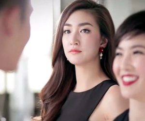 Chia tay 1 tháng, cô gái phát hiện người yêu cũ ôm ấp bạn thân trong quán karaoke