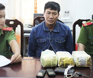 Mật phục bắt lương y vận chuyển 3 kg ma túy đá