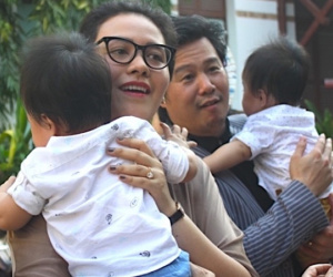 Cặp song sinh của Thanh Bùi lần đầu lộ diện trước công chúng