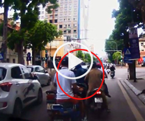 Clip: Cô gái đi SH bị dàn cảnh cướp túi xách giữa phố Thủ đô
