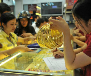 Giá vàng hôm nay 1/7: Chìm trong lo sợ, giao dịch cầm