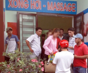 "Hiệp sĩ" giải cứu 2 cô gái bị lừa bán vào tiệm massage trá hình