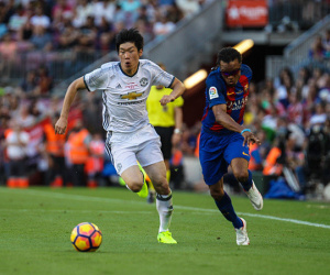 Huyền thoại MU đánh bại đội cựu ngôi sao Barca 3-1