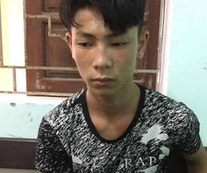 Người giúp việc rút lõi cọc tiền trong cốp xe của bà chủ