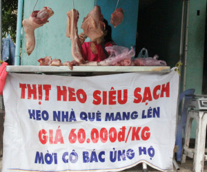 Người nuôi heo Đồng Nai trải bạt bán thịt giá rẻ đầy đường Sài Gòn