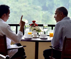 Ông Obama ngồi cafe vườn, thử món ăn vặt Indonesia