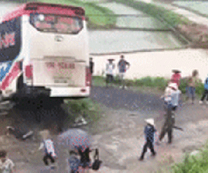 Xe khách giường nằm nổ lốp trên cao tốc, 13 người bị thương