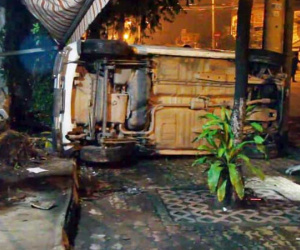 3 thanh niên “bay” từ đường lên vỉa hè nằm bất động lúc rạng sáng