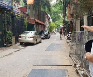 Hà Nội: Lối đi chung thành bãi gửi xe, đường biến dạng