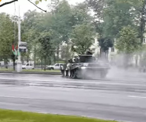 Video: Xe tăng trượt hy hữu trên phố, đâm sầm vào cột đèn và cây