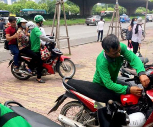Xe ôm truyền thống, GrabBike cùng phá "luật chơi"