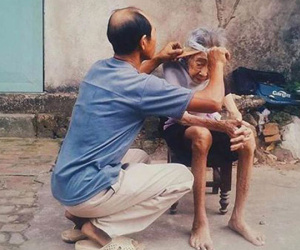 Bức ảnh người con trai cắt tóc cho mẹ già lay động trái tim cộng đồng mạng