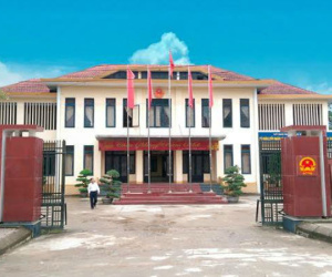 Loại người ngoài, nhận 6 người nhà chủ tịch huyện