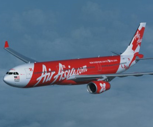 Chim lao vào động cơ, máy bay AirAsia hạ cánh khẩn cấp