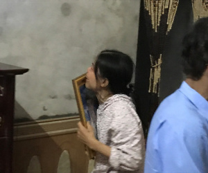Mẹ già ôm di ảnh con trai bị chém rời thi thể gào khóc trong đám tang