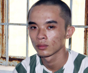 Nam thanh niên mang súng giả đi giật dây chuyền