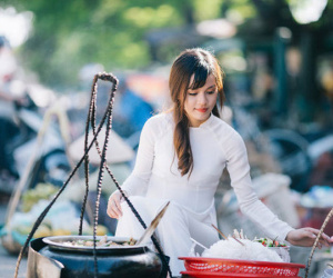 Thiếu nữ bên gánh hàng rong lo lắng khi được dân mạng chú ý