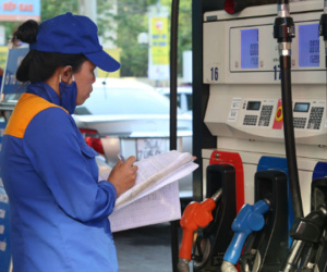 Xăng trước áp lực giảm giá ngày mai