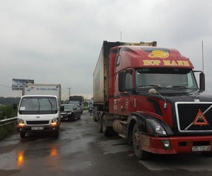 Đâm liên hoàn trên cầu Thanh Trì, nhiều ô tô "dính" nhau