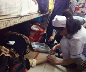 Điều dưỡng cấp cứu bệnh nhân dưới sàn nhà bị kỷ luật