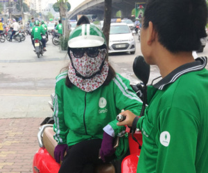 GrabBike: Người ngày đêm cày cuốc, kẻ bán áo "xin hàng"