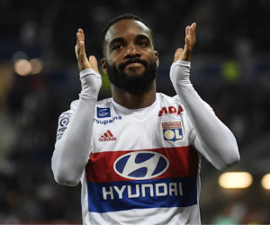 Lacazette đến London kiểm tra y tế, ký hợp đồng kỷ lục tại Arsenal trong 24h tới
