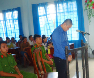 Cầm dao chém vợ nhưng lại đâm chết cha ruột
