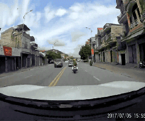 Clip: 5 phút truy đuổi nghẹt thở giữa CSGT, người đi đường và chiếc taxi bỏ chạy