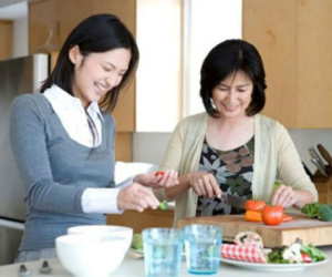 Con dâu vụng về, nhặt rau cũng không biết, mẹ chồng ra tay dạy dỗ khiến ai cũng ngỡ ngàng