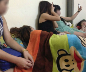Cuộc sống bầy đàn trong "ổ" bán dâm và câu chuyện đi vá lại "cái ngàn vàng" săn đại gia
